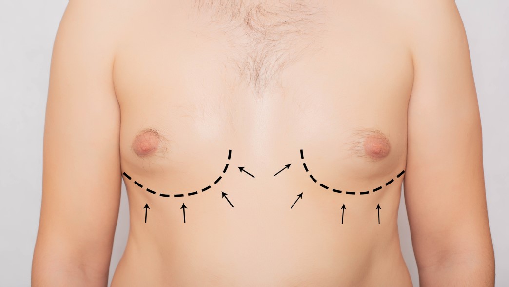 Männeroberkörper mit aufgemalten Strichen unter der Brust